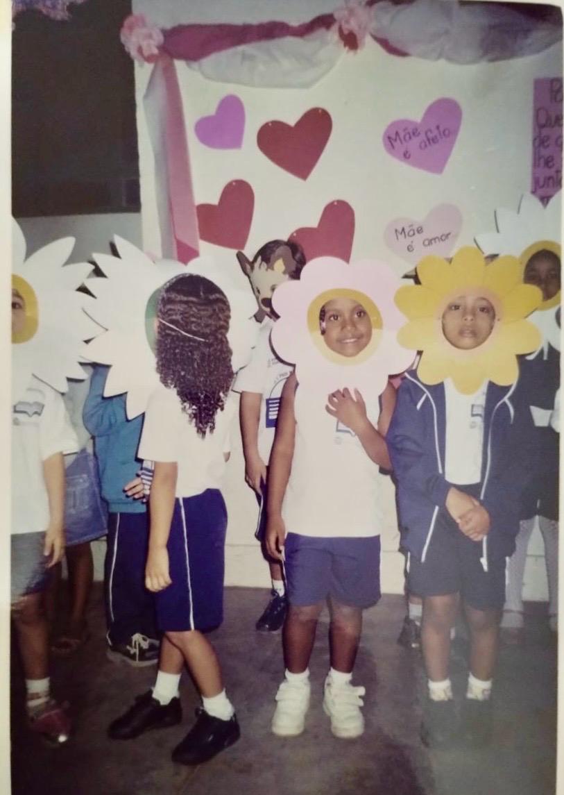 crianças fantasiadas de flores na escola